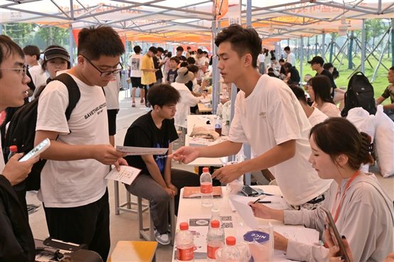 一群人正在聊天
描述已自动生成