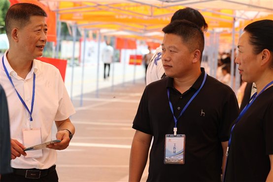 男人们站在一起
描述已自动生成