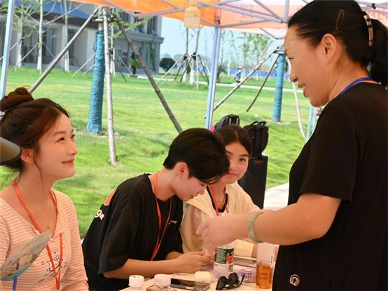 一群人正在用餐聊天
低可信度描述已自动生成