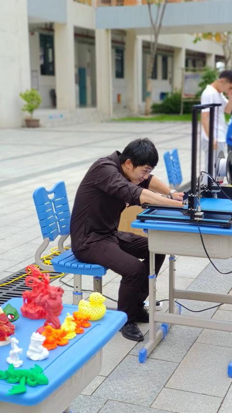 教师和学校现场调试3D打印机