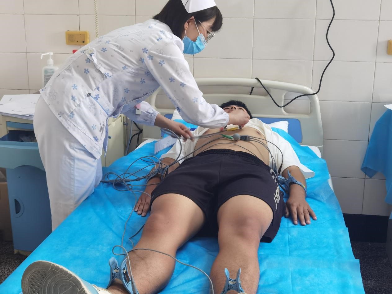 图 6 - 应征青年们正在进行心电图项目检查.jpg