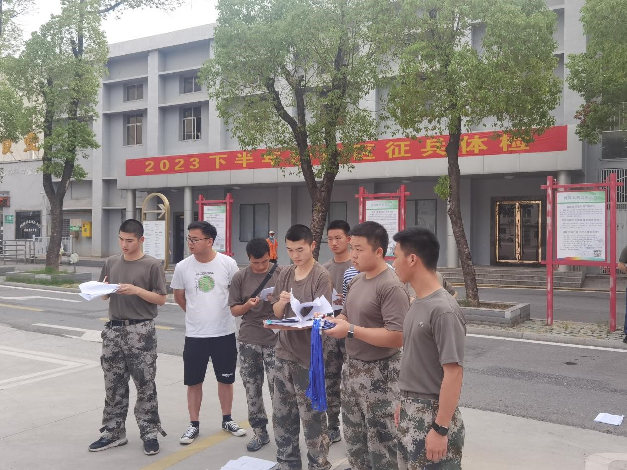 图 4 - WilliamHill中文官方网站征兵办公室主任陈仁圣老师查看人员分组情况.jpg