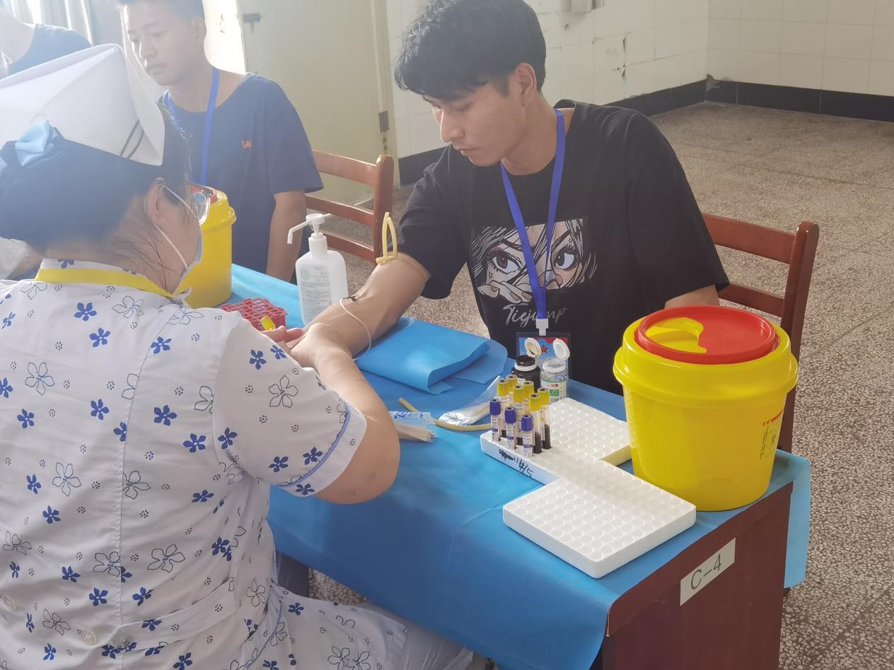 图 5 - 应征青年们正在进行血常规项目检查.jpg