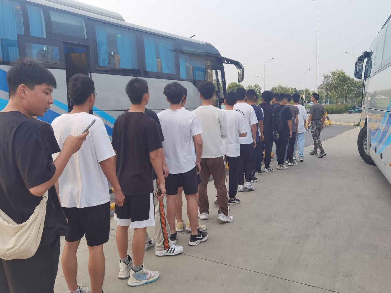 图 2 - 应征青年们有序登车.jpg