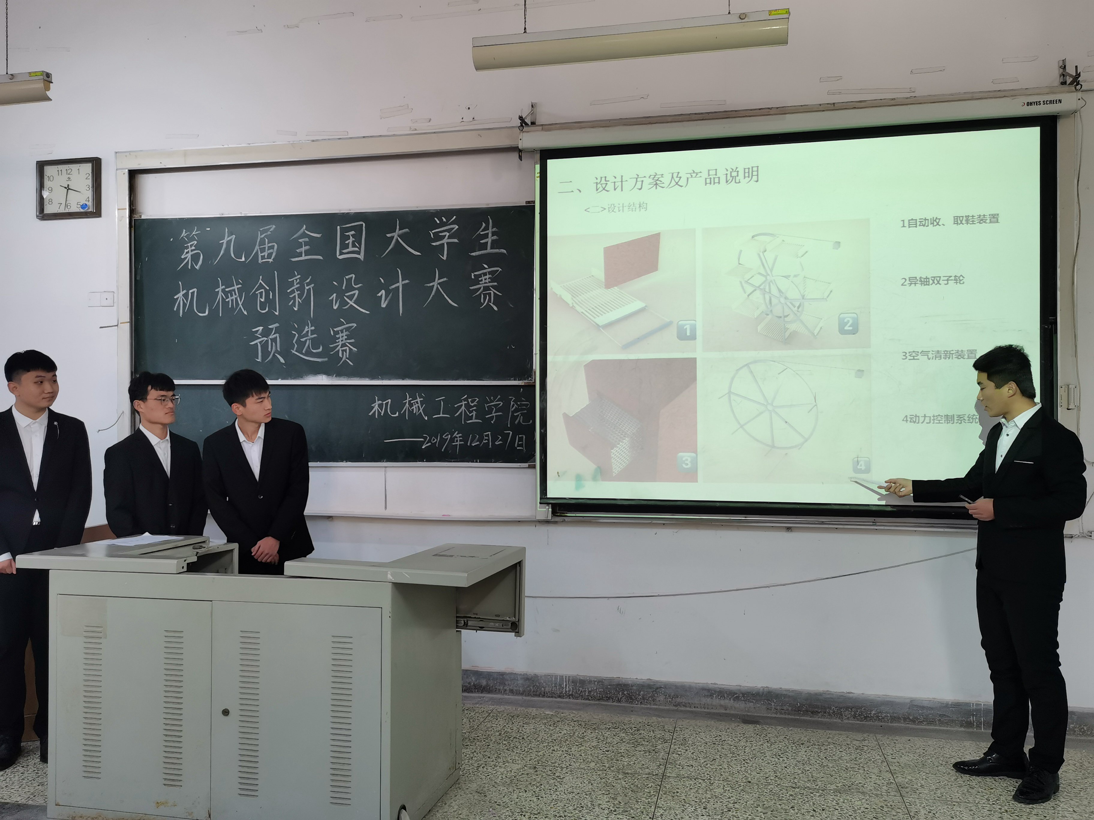 学生答辩.jpg 学生答辩.jpg