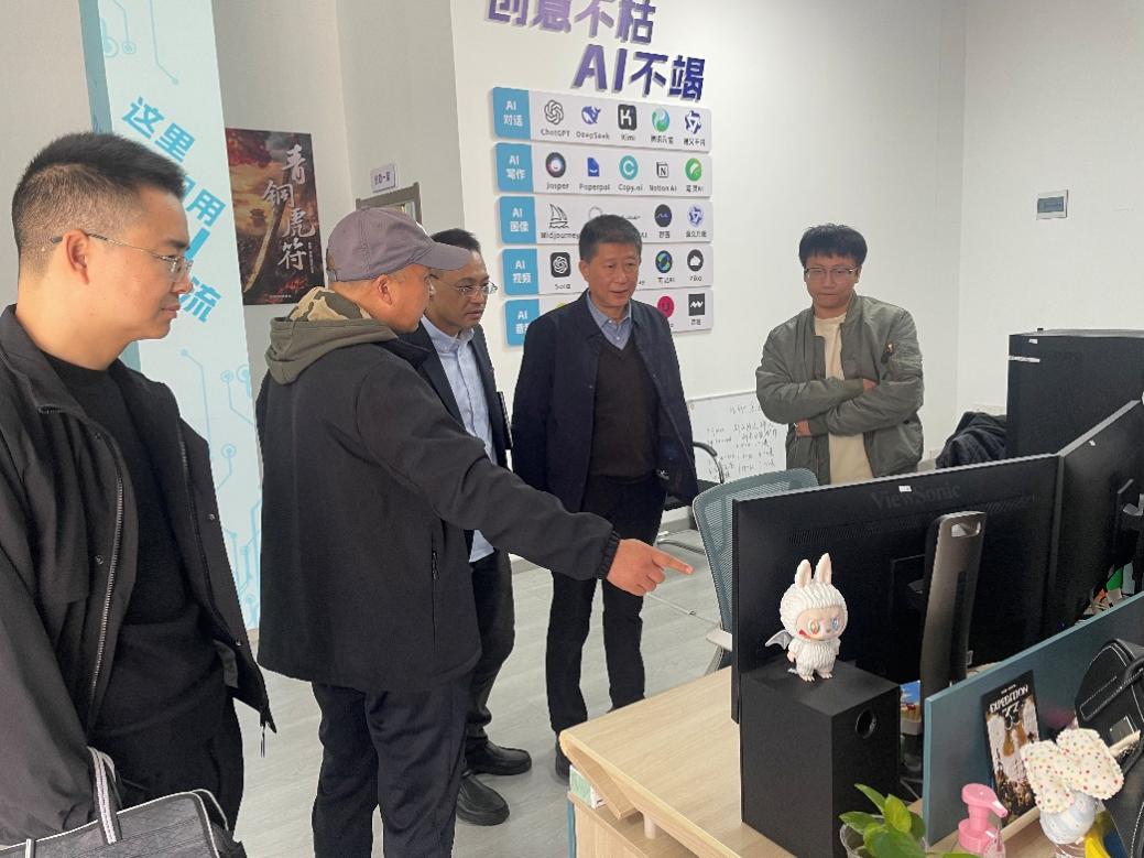 一群人站在桌子旁边
AI 生成的内容可能不正确。