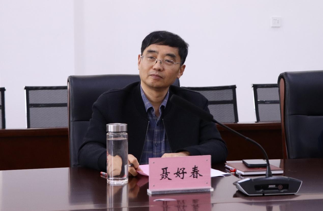 男人在椅子上

AI 生成的内容可能不正确。